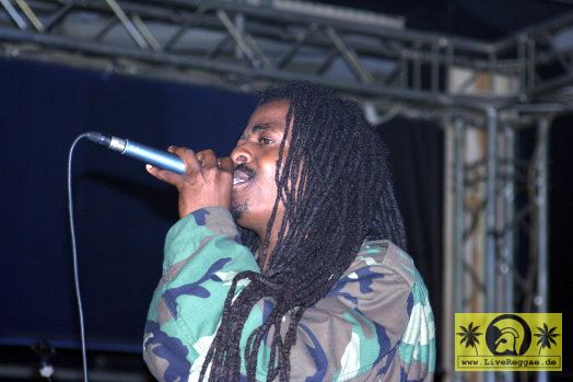 Jah Meek (Jam) with Marlene Johnson and The House Of Riddim Band - Conne Island, Leipzig 15. Mai 2005 (14).jpg